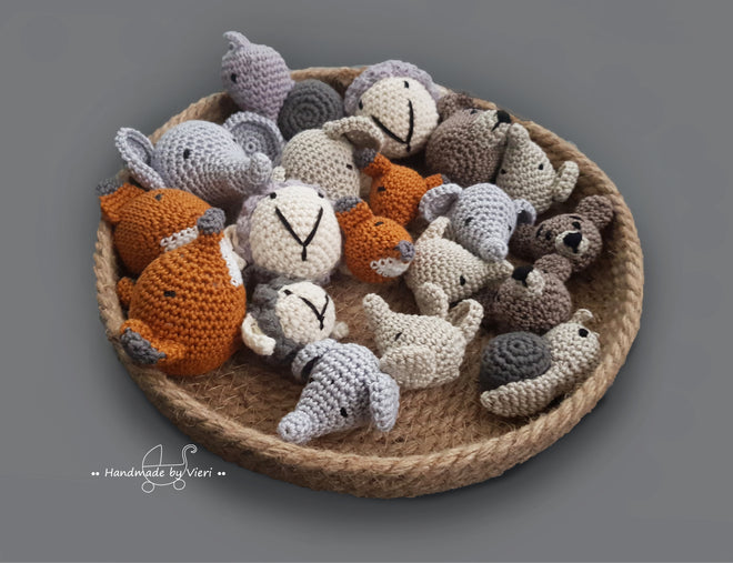 Babyprodukte mit gehäkeltem Anhänger