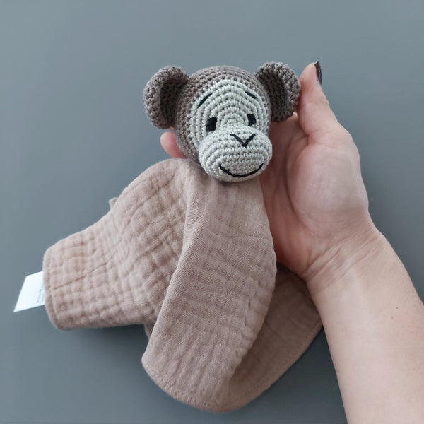 Gehäkelter Affenkopf aus 100 % Baumwolle mit aufgestickten Augen, sicheres Baby Kuscheltuch ab Geburt geeignet.