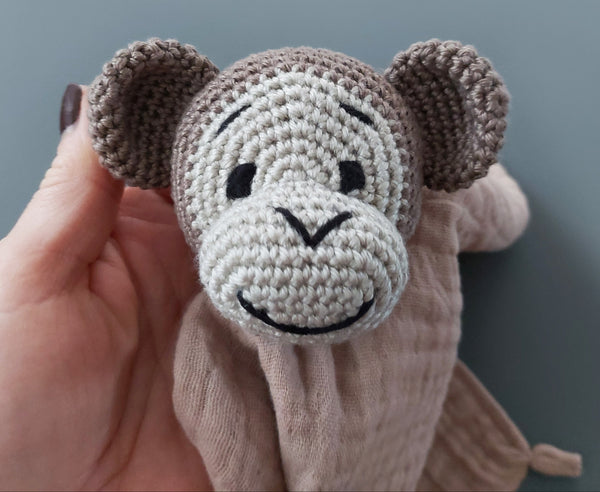 Personalisiertes Schmusetuch Affe mit Name aus weichem Musselin, handgefertigtes Baby Schnuffeltuch als Geschenk zur Geburt für Neugeborene.