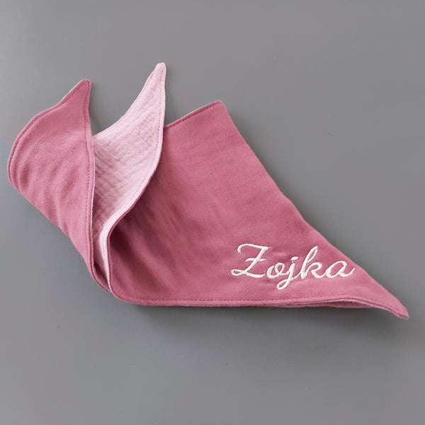 Dreieckstücher für Babys - Dreiecktuch aus Musselin mit Namen bestickt, altrosa und deco rose (bordeaux)