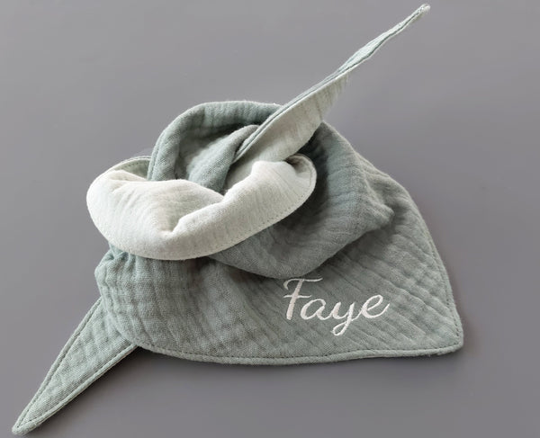 Personalisiertes Musselin Halstuch - Lätzchen für Babys und Kleinkinder mit Namen bestickt, Bandana, Dreiecktuch, old green & helles mint