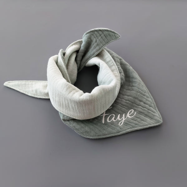 Personalisiertes Musselin Halstuch - Lätzchen für Babys und Kleinkinder mit Namen bestickt, Bandana, Dreiecktuch, old green & helles mint