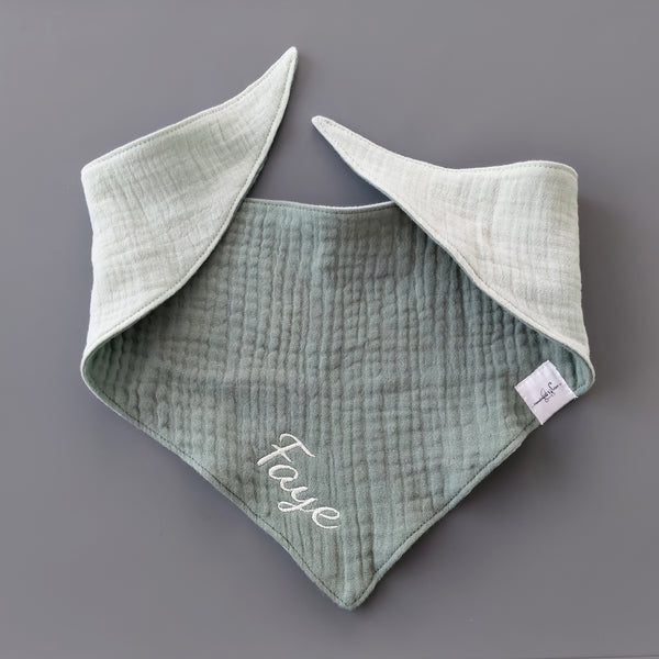 Personalisiertes Musselin Halstuch - Lätzchen für Babys und Kleinkinder mit Namen bestickt, Bandana, Dreiecktuch, old green & helles mint