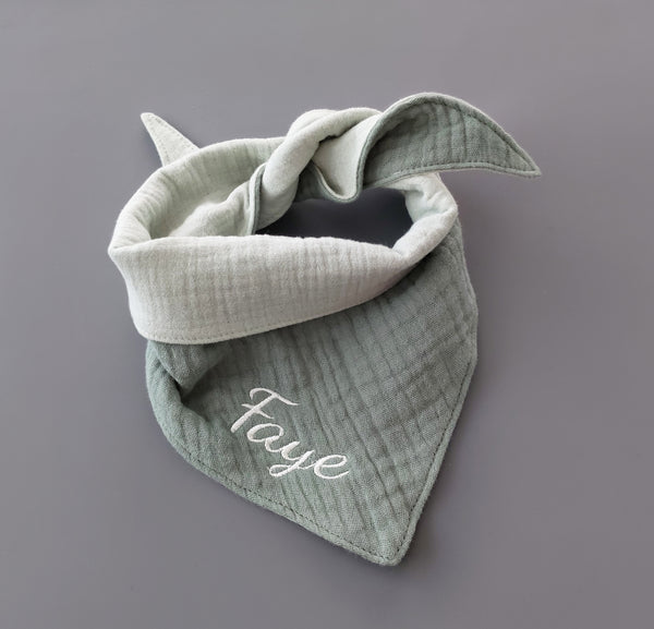 Personalisiertes Musselin Halstuch - Lätzchen für Babys und Kleinkinder mit Namen bestickt, Bandana, Dreiecktuch, old green & helles mint