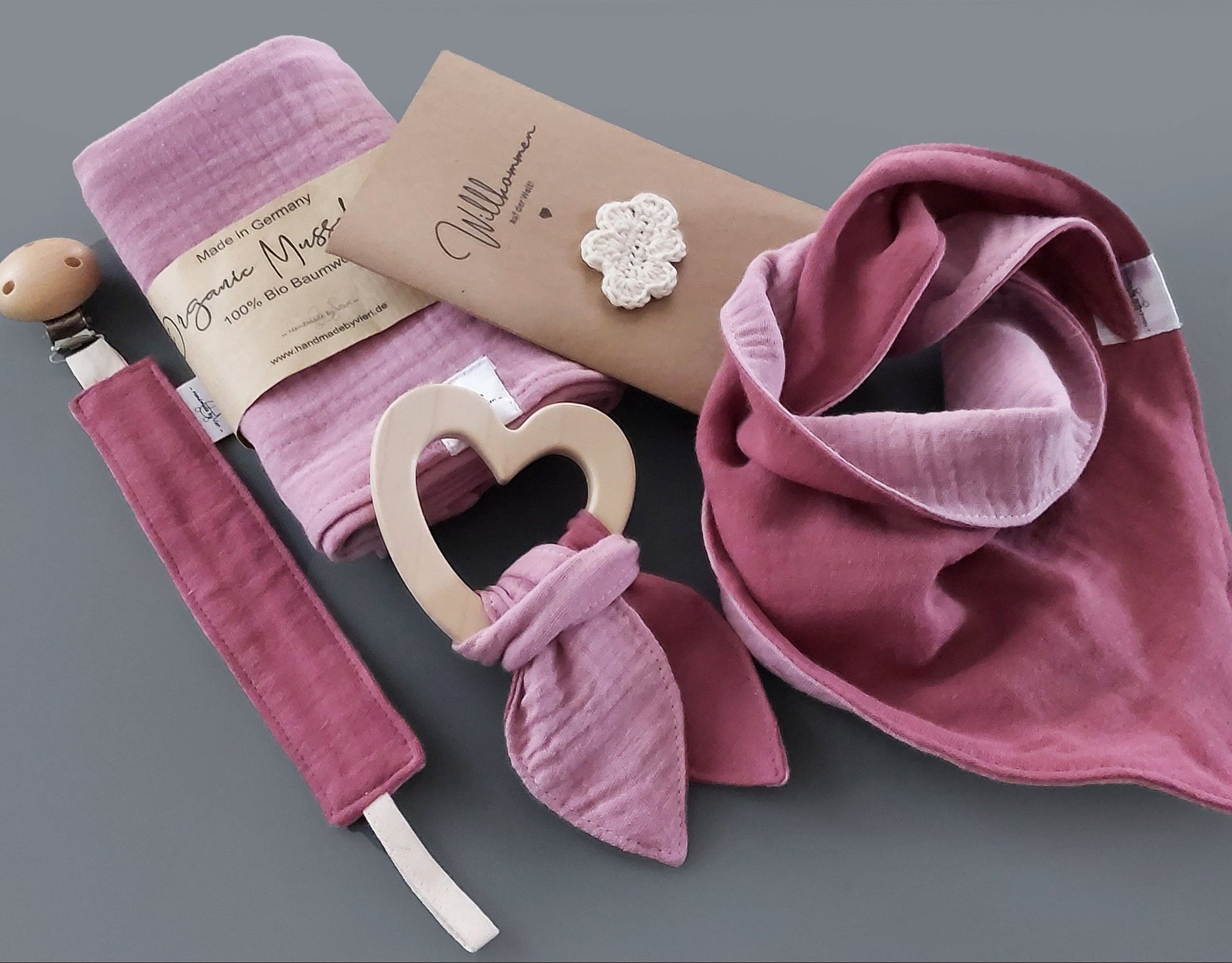 Baby Geschenkset 5-teilig - Halstuch, Greifling mit Knistertuch, Musselintuch, Schnullerkette und Babykarte, altrosa/deco rose
