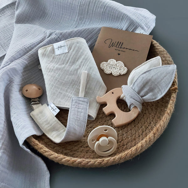 Baby Geschenkset 5-teilig: Halstuch, Greifling mit Knistertuch, Musselintuch, Schnullerkette und Babykarte, Geschenk zur Geburt, personalisiertes Geschenk, grau beige