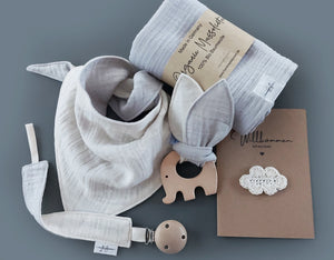 Baby Geschenkset 5-teilig: Halstuch, Greifling mit Knistertuch, Musselintuch, Schnullerkette und Babykarte, Geschenk zur Geburt, personalisiertes Geschenk, grau beige