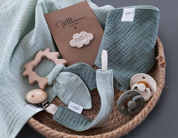 Baby Geschenkset 5-teilig - Halstuch, Greifling mit Knistertuch, Musselintuch, Schnullerkette und Babykarte, grün/mint