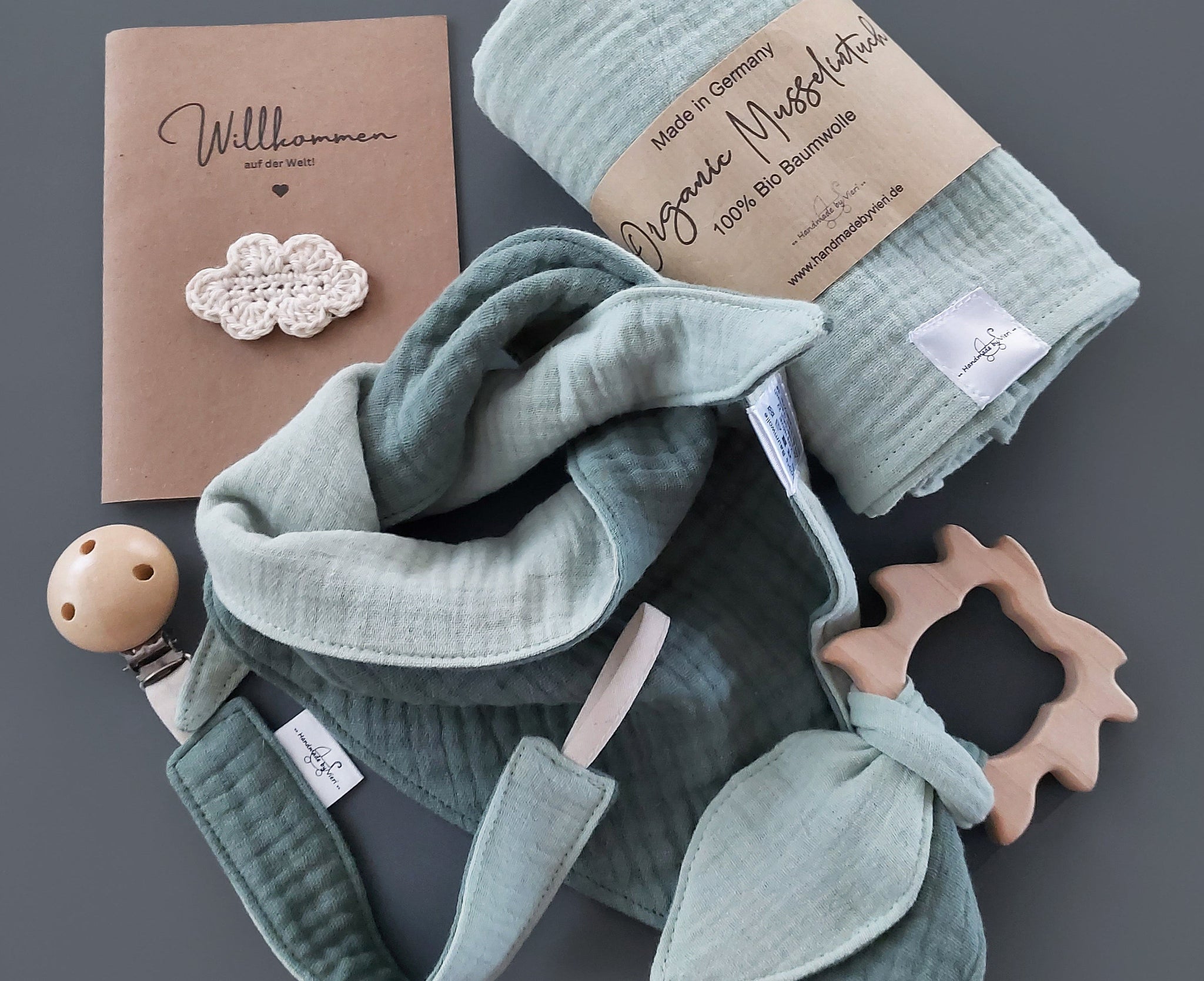 Baby Geschenkset 5-teilig - Halstuch, Greifling mit Knistertuch, Musselintuch, Schnullerkette und Babykarte, grün/mint