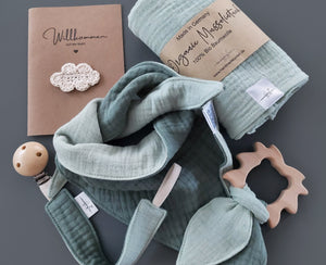 Baby Geschenkset 5-teilig - Halstuch, Greifling mit Knistertuch, Musselintuch, Schnullerkette und Babykarte, grün/mint