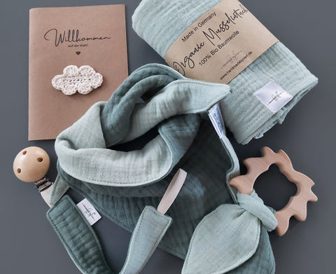 Baby Geschenkset 5-teilig - Halstuch, Greifling mit Knistertuch, Musselintuch, Schnullerkette und Babykarte, grün/mint