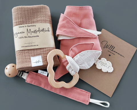 Baby Geschenkset 5-teilig - Halstuch, Greifling mit Knistertuch, Musselintuch, Schnullerkette und Babykarte, lachs/beige