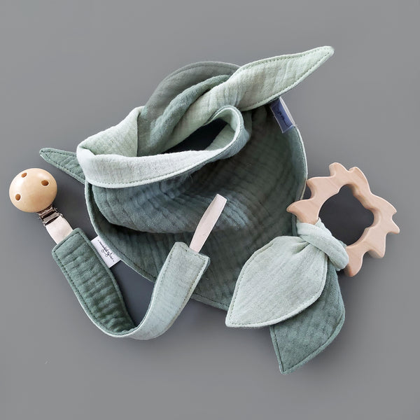 Baby Geschenkset 5-teilig - Halstuch, Greifling mit Knistertuch, Musselintuch, Schnullerkette und Babykarte, grün