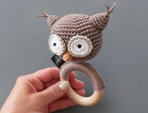 Baby-Rassel „Eule“ – Greifling &amp; Geschenkidee ab 6 Monaten