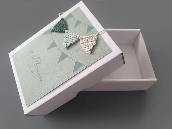 Personalisierte Baby Geschenkbox 3-teilig mit Knisterohren - Girlande, grün
