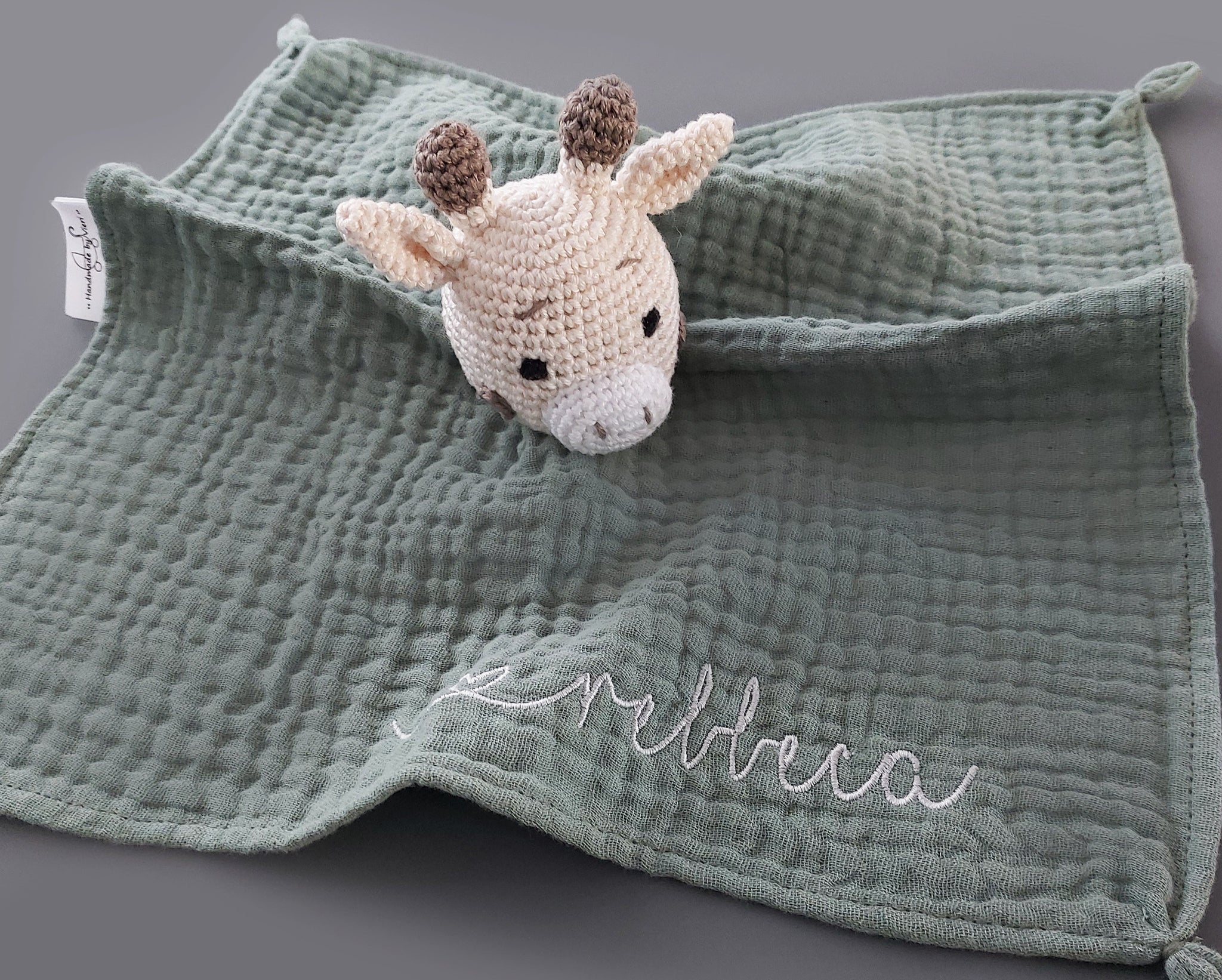 Personalisierbares Schmusetuch mit Giraffe – Kuscheliges Babygeschenk in old green