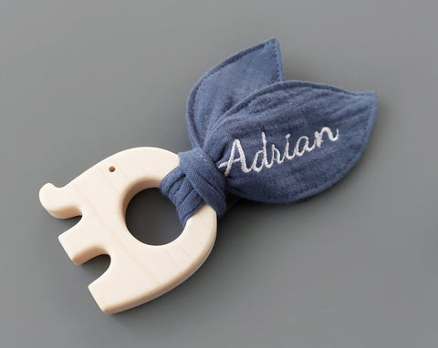Baby Greifling mit Knisterohren mit Namen - bestickt, jeansblau