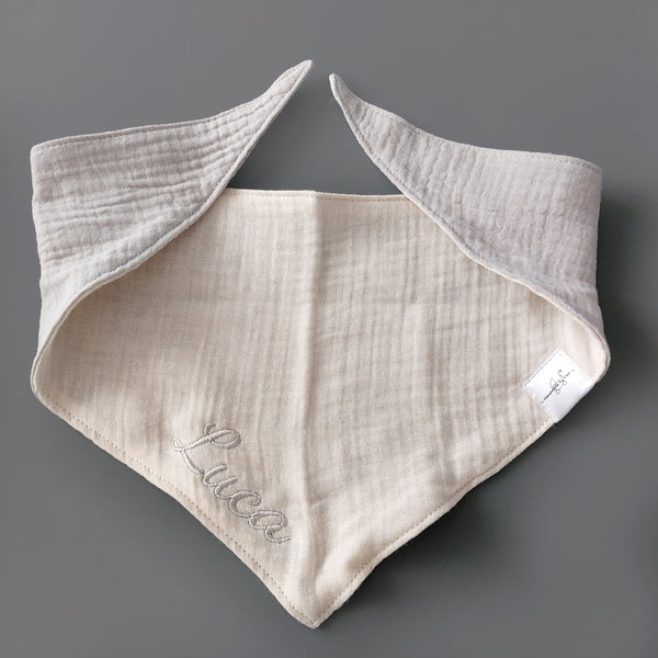 Dreieckstücher für Babys - Dreiecktuch aus Musselin mit Namen bestickt, hellgrau  beige