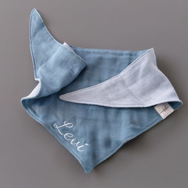 Personalisiertes Musselin Halstuch - Lätzchen für Babys und Kleinkinder mit Namen bestickt, Bandana, Dreiecktuch, blue shadow (denimblau) & hellblau