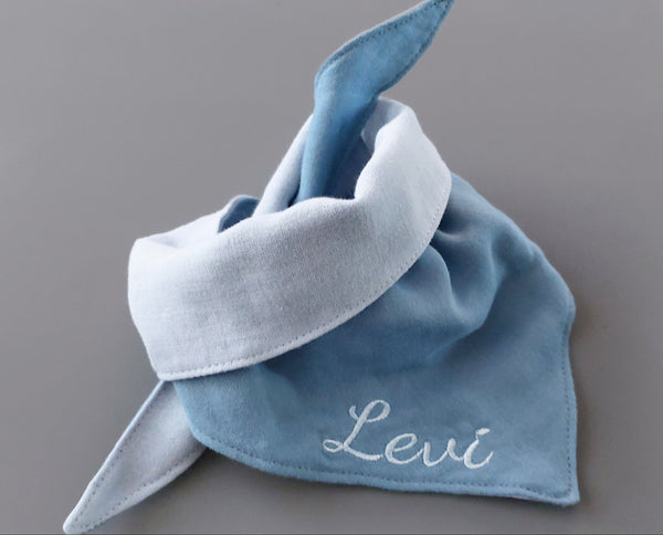 Personalisiertes Musselin Halstuch - Lätzchen für Babys und Kleinkinder mit Namen bestickt, Bandana, Dreiecktuch, blue shadow (denimblau) & hellblau