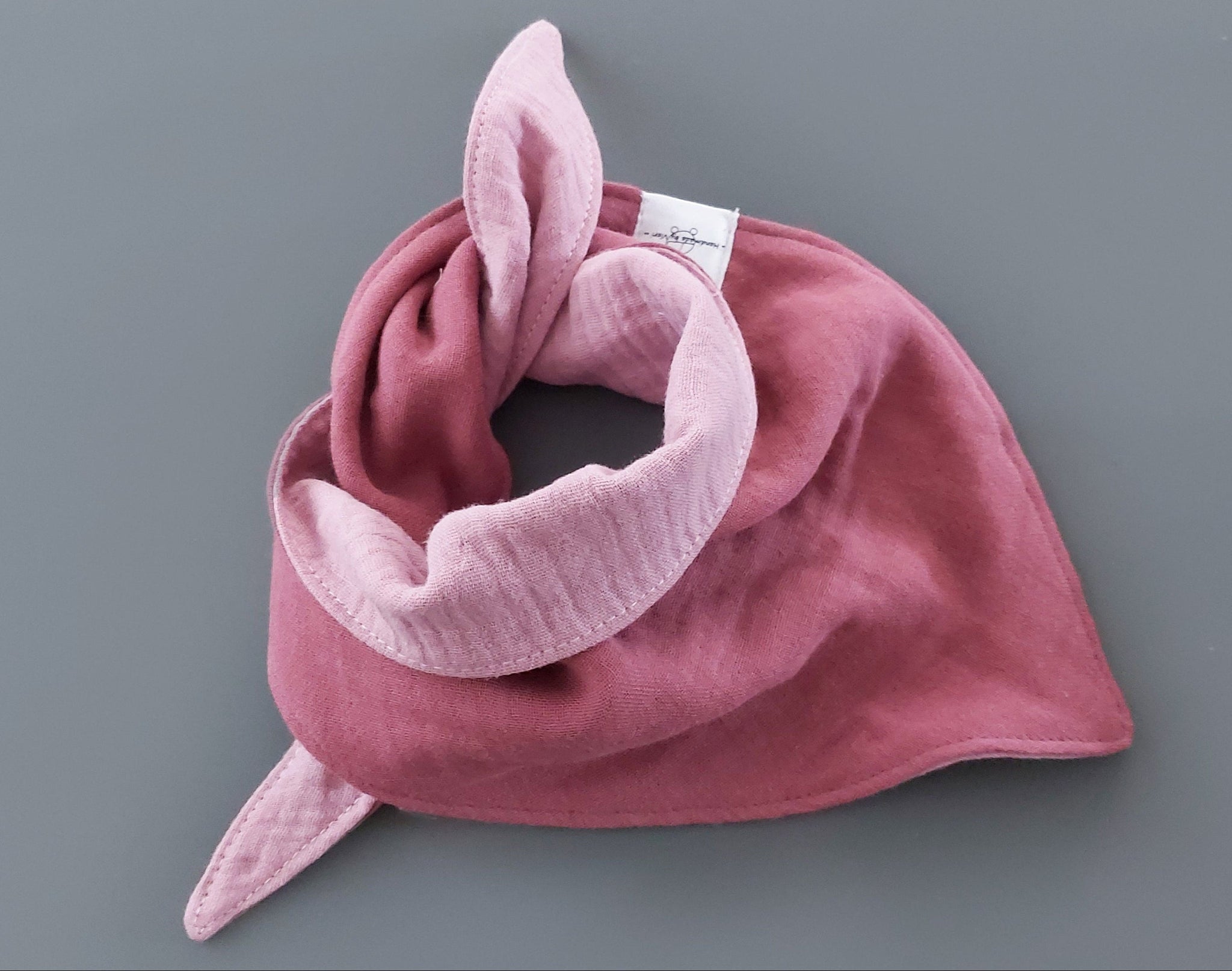 Dreieckstücher für Babys - Dreiecktuch aus Musselin mit Namen bestickt, altrosa und deco rose (bordeaux)