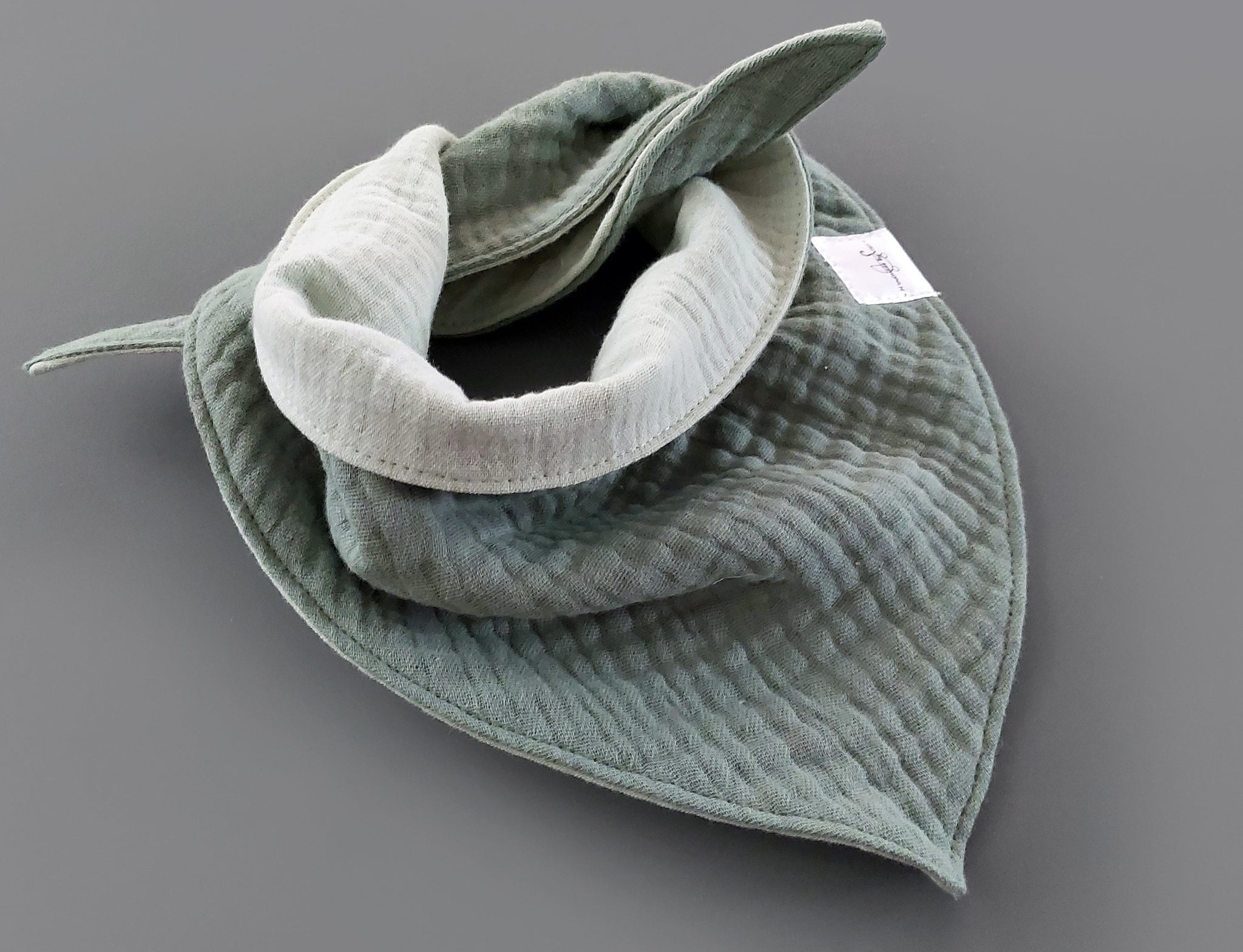 Personalisiertes Musselin Halstuch - Lätzchen für Babys und Kleinkinder mit Namen bestickt, Bandana, Dreiecktuch, old green & helles mint	