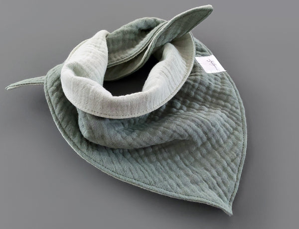 Personalisiertes Musselin Halstuch - Lätzchen für Babys und Kleinkinder mit Namen bestickt, Bandana, Dreiecktuch, old green & helles mint	