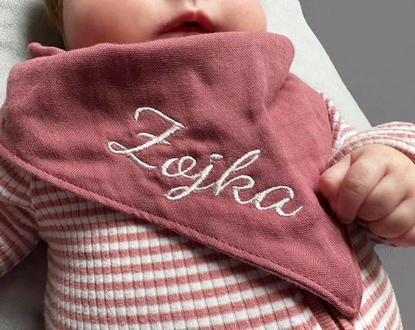Halztuch_Babygeschenk_in_rosatoenen_mit_name_personalisiert_2_131eee4f-3e09-4967-8219-6d77f884110c