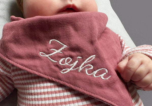 Dreieckstücher für Babys - Dreiecktuch aus Musselin mit Namen bestickt, altrosa und deco rose (bordeaux)