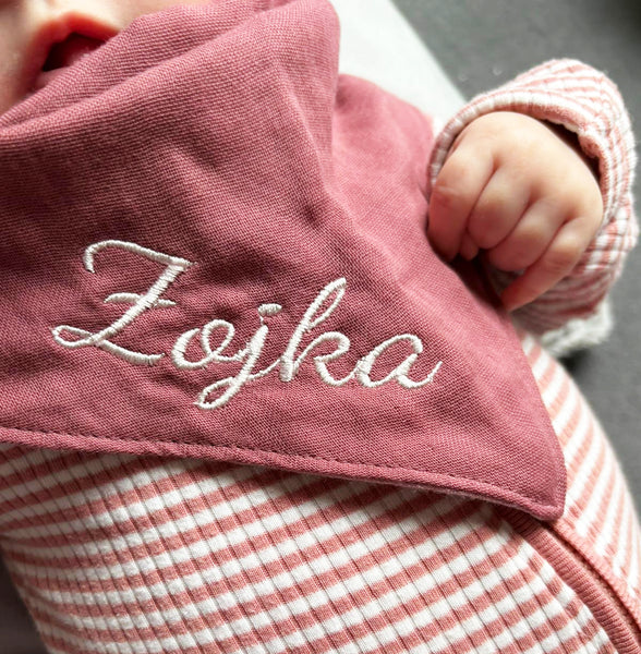 Dreieckstücher für Babys - Dreiecktuch aus Musselin mit Namen bestickt, altrosa und deco rose (bordeaux)