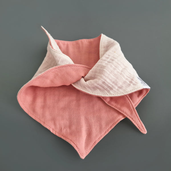 Dreieckstücher für Babys - Dreiecktuch aus Musselin mit Namen bestickt, lachs und beige