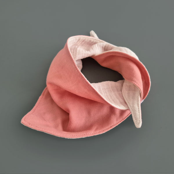 Dreieckstücher für Babys - Dreiecktuch aus Musselin mit Namen bestickt, lachs und beige