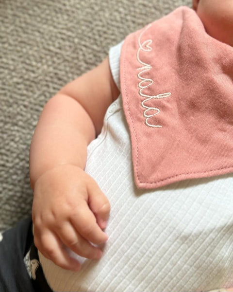 Dreieckstücher für Babys - Dreiecktuch aus Musselin mit Namen bestickt, lachs und beige