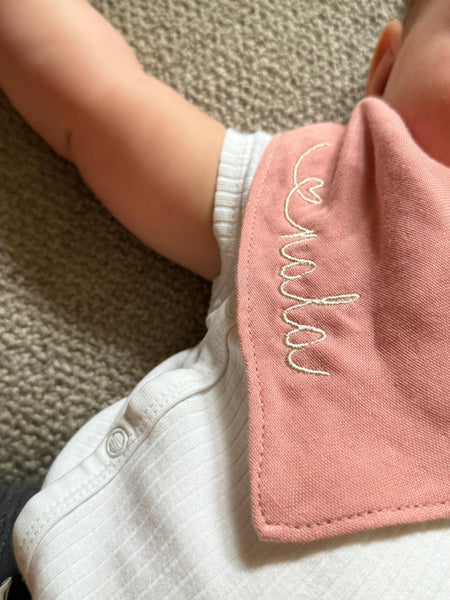 Personalisiertes Musselin Halstuch für Babys - Dreiecktuch mit Namen bestickt, lachs und beige - handmadebyvieri