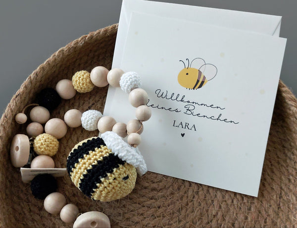 Geschenkset Baby Biene – Kinderwagenkette und personalisierte Grußkarte zur Geburt