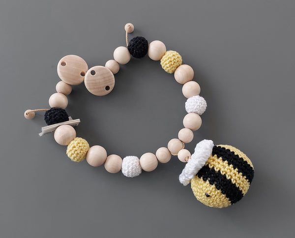 Kinderwagenkette mit Biene und Rassel – Geschenk zur Geburt