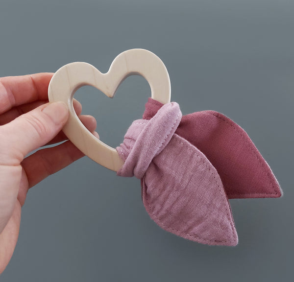 Baby Geschenkset 5-teilig - Halstuch, Greifling mit Knistertuch, Musselintuch, Schnullerkette und Babykarte, altrosa/deco rose