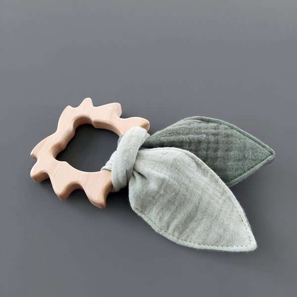 Baby Geschenkset 5-teilig - Halstuch, Greifling mit Knistertuch, Musselintuch, Schnullerkette und Babykarte, grün