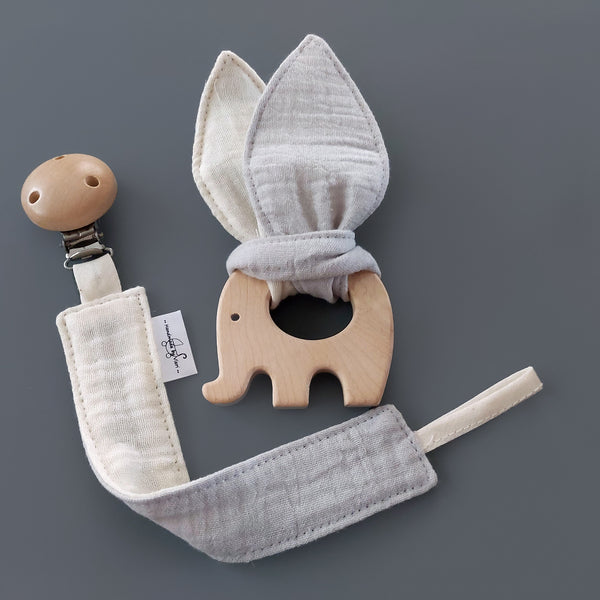 Baby Geschenkset 5-teilig: Halstuch, Greifling mit Knistertuch, Musselintuch, Schnullerkette und Babykarte, Geschenk zur Geburt, personalisiertes Geschenk, grau beige