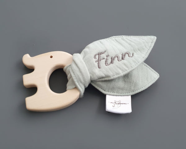 Personalisierte Knisterohren mit Greifling - Babygeschenk in could blue (blau/grün)