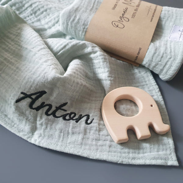 Personalisiertes Musselintuch für Babys mit Greifling - in hellem mint