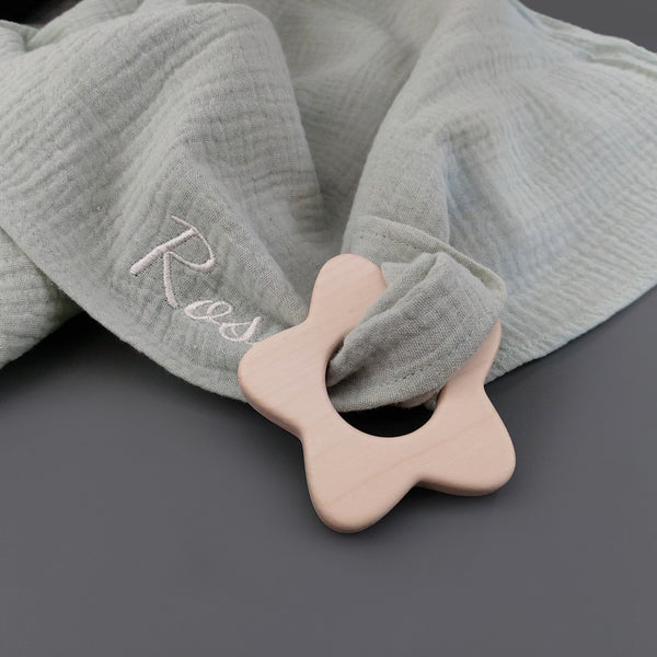 Personalisiertes Musselintuch für Babys mit Greifling - in hellem mint