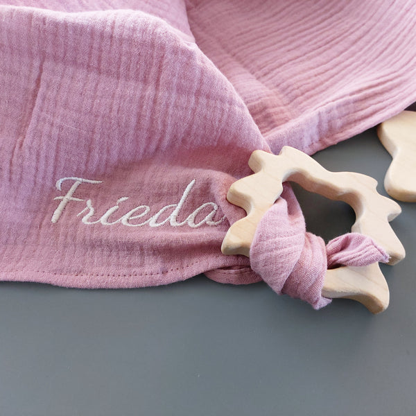 Personalisierbares Musselintuch für Babys mit Greifling - in altrosa