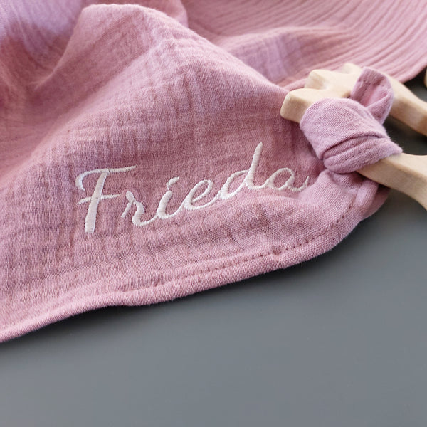 Personalisierbares Musselintuch für Babys mit Greifling - in altrosa