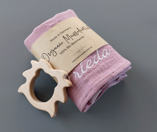 Personalisierbares Musselintuch für Babys mit Greifling - in altrosa