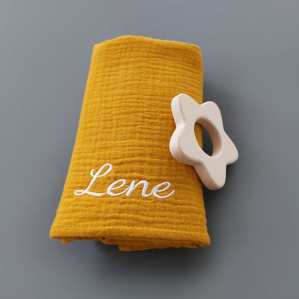 Personalisiertes Musselintuch für Babys mit Greifling - in senf