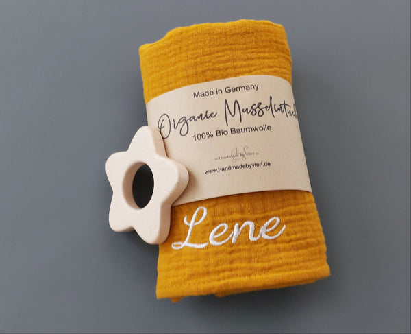 Personalisiertes Musselintuch für Babys mit Greifling - in senf