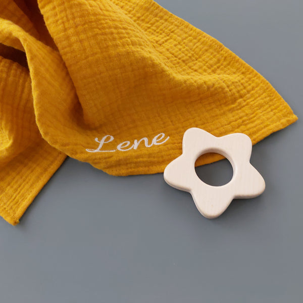 Personalisiertes Musselintuch für Babys mit Greifling - in senf