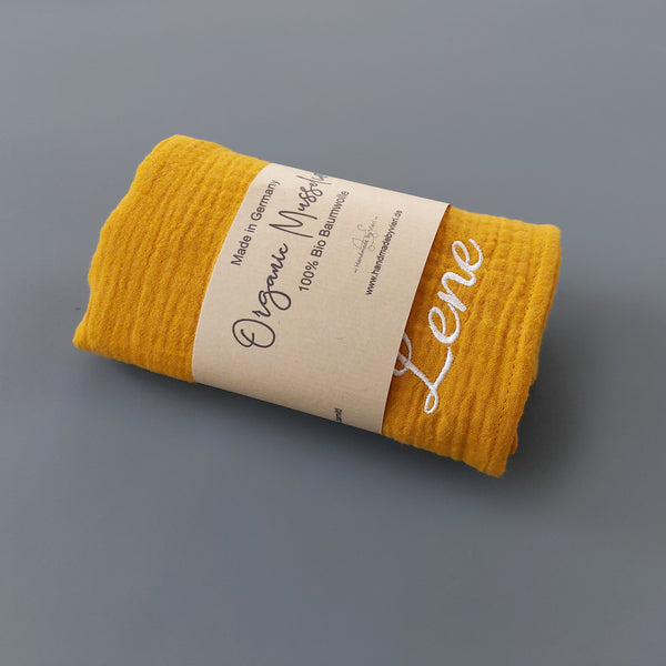 Personalisiertes Musselintuch für Babys mit Greifling - in senf