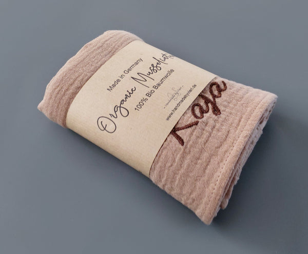 Personalisiertes Musselintuch für Babys mit Greifling - in taupe